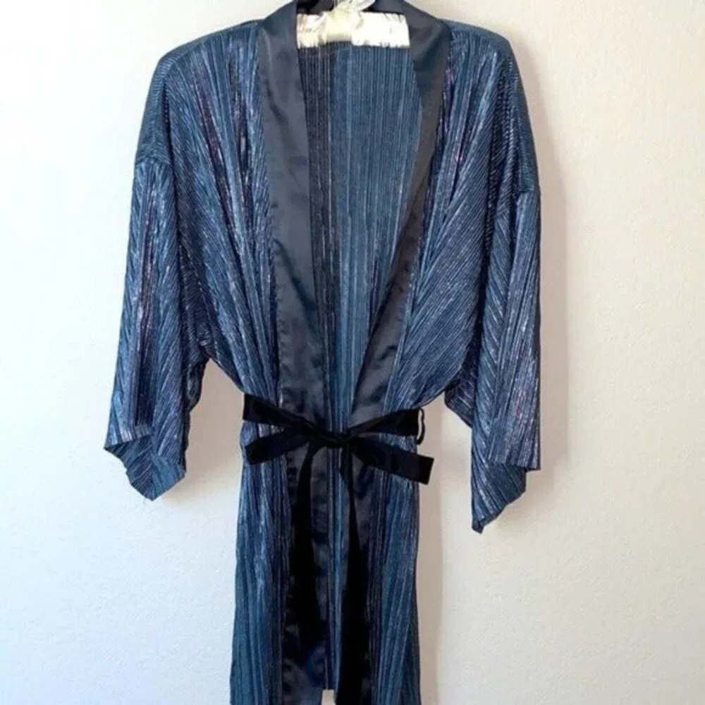 VICTORIA'S SECRET SHIMMER SHINE AND SATIN PLEAT KIMONO LINGERIE‎ ROBE XS/Small